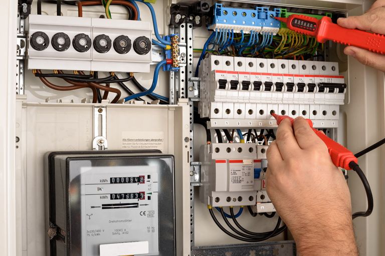 Elektrofachmann von Elektro Gerlach prüft eine Zählerverteilung und Sicherungsautomaten