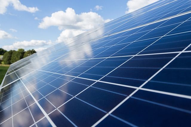 Photovoltaik-Module einer von Elektro Gerlach installierten Solaranlage vor blauem Himmel
