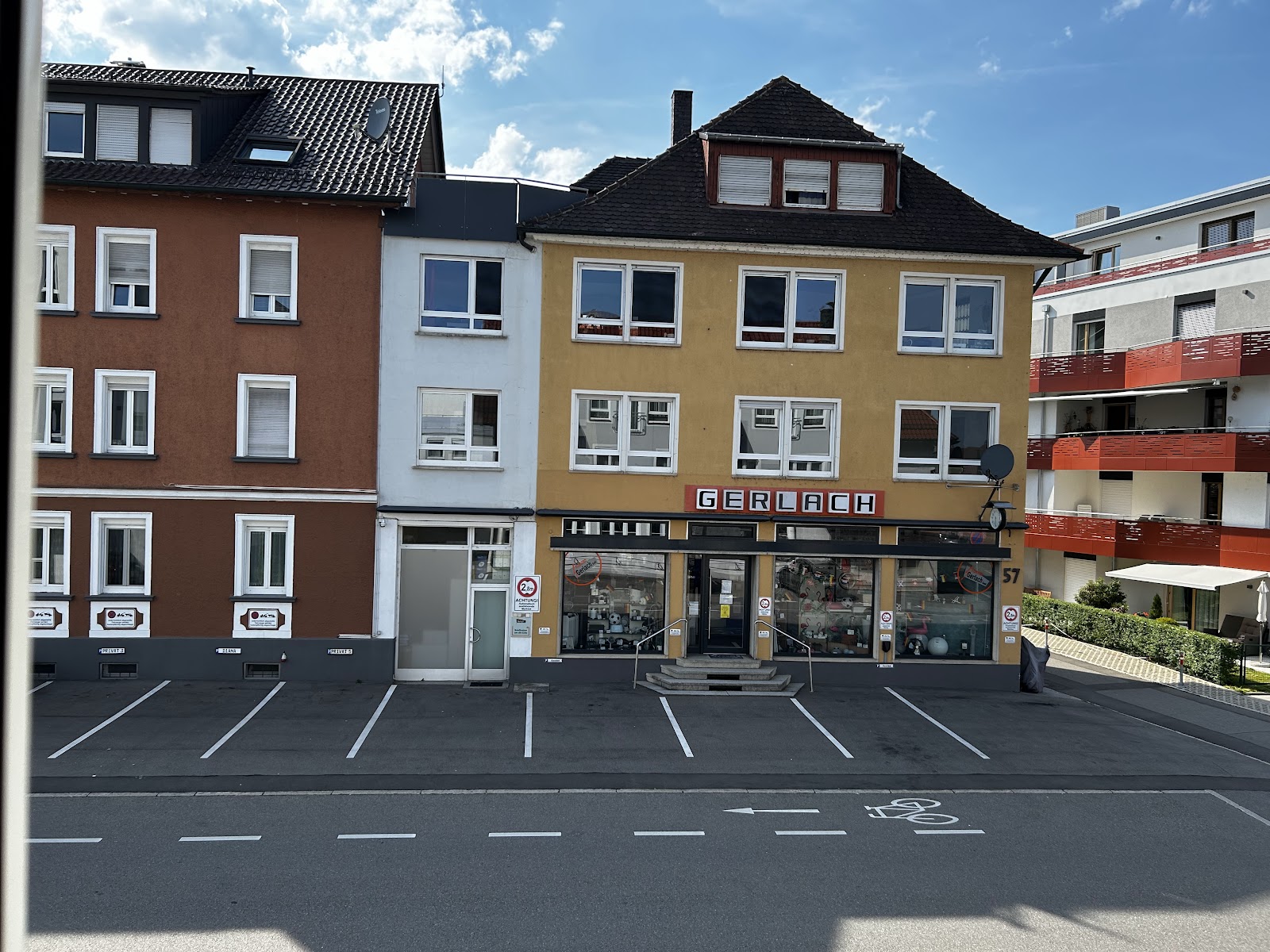 Das Geschäftshaus von Elektro Gerlach mit Parkplätzen in der Glärnischstraße, Friedrichshafen
