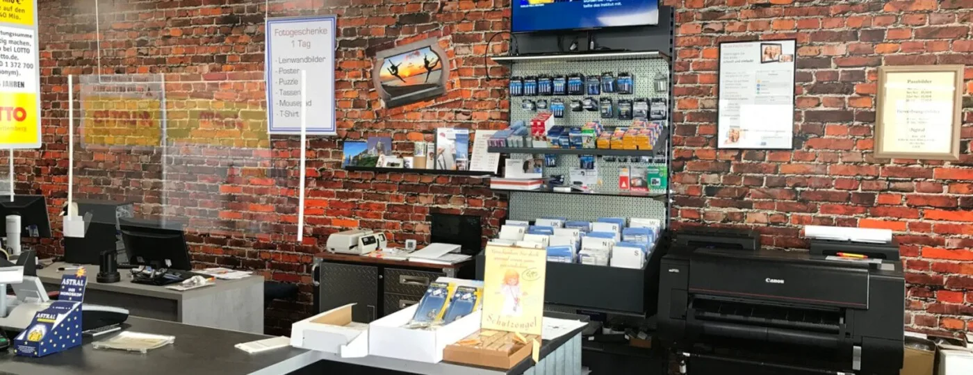 Blick in das Fotofachgeschäft Freisleben in Friedrichshafen mit Druck- und Fotoarbeitsplatz